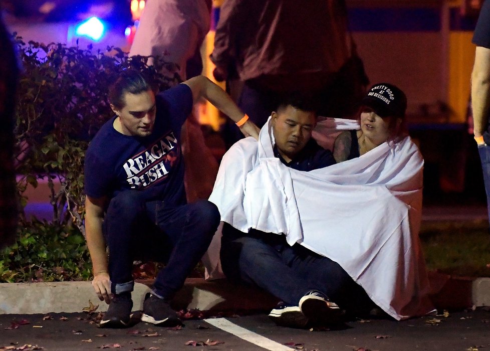 Neznámý útočník zastřelil v noci na dnešek při útoku v baru ve městě Thousand Oaks nedaleko Los Angeles 12 lidí
