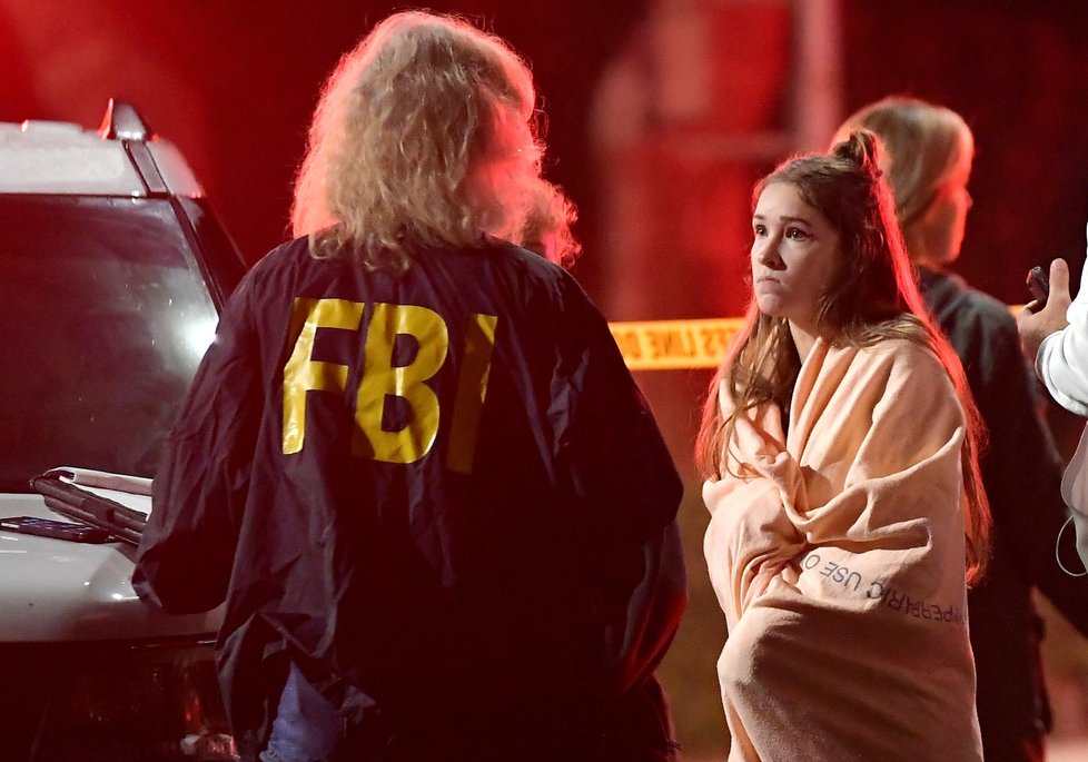 Neznámý útočník zastřelil v noci na dnešek při útoku v baru ve městě Thousand Oaks nedaleko Los Angeles 12 lidí
