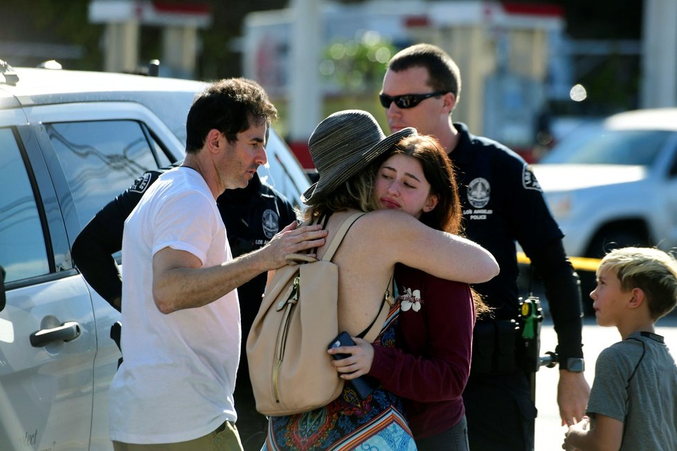 Smrtí jedné ženy skončil sobotní incident v Los Angeles, při němž ozbrojený útočník držel v supermarketu asi 50 lidí jako rukojmí
