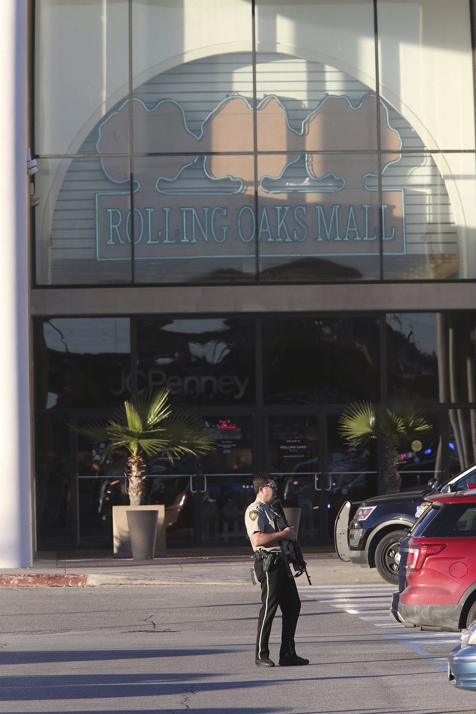 Při nedělní střelbě v nákupním středisku v americkém městě San Antonio zemřel nejméně jeden člověk a sedm dalších osob utrpělo zranění.