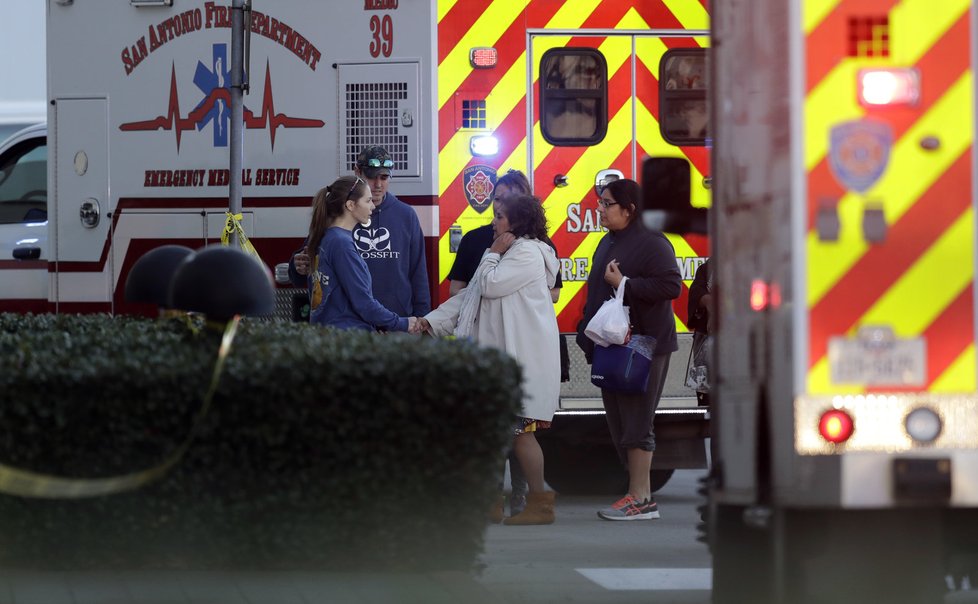 Při nedělní střelbě v nákupním středisku v americkém městě San Antonio zemřel nejméně jeden člověk a sedm dalších osob utrpělo zranění.