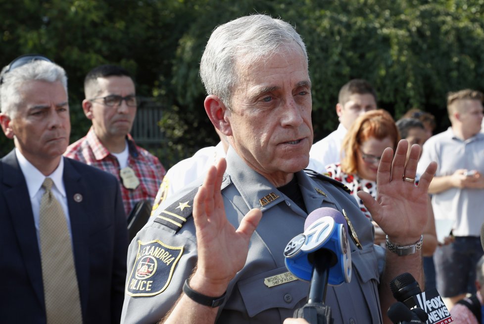 Policisté  vyšetřují na místě střelby.