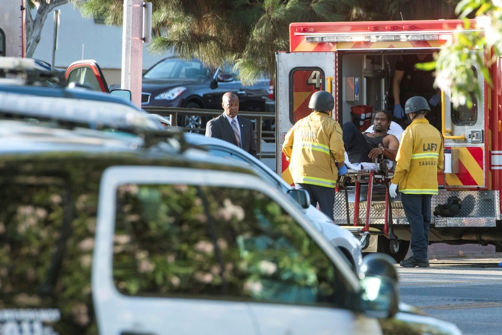 Smrtí jedné ženy skončil sobotní incident v Los Angeles, při němž ozbrojený útočník držel v supermarketu asi 50 lidí jako rukojmí