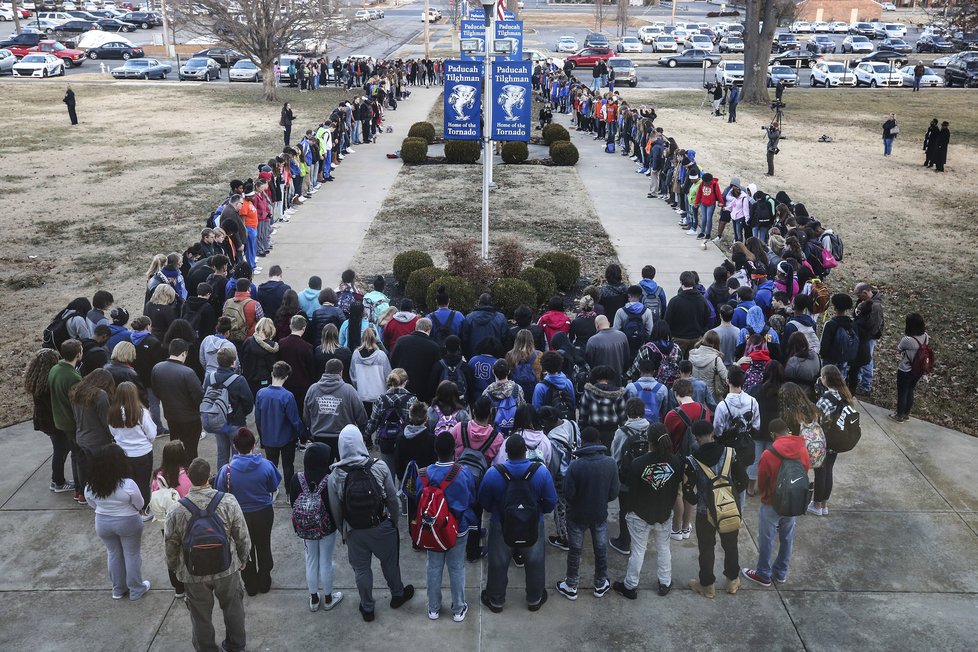 Lidé si připomněli oběti střelby v Kentucky a pomodlili se za zraněné.