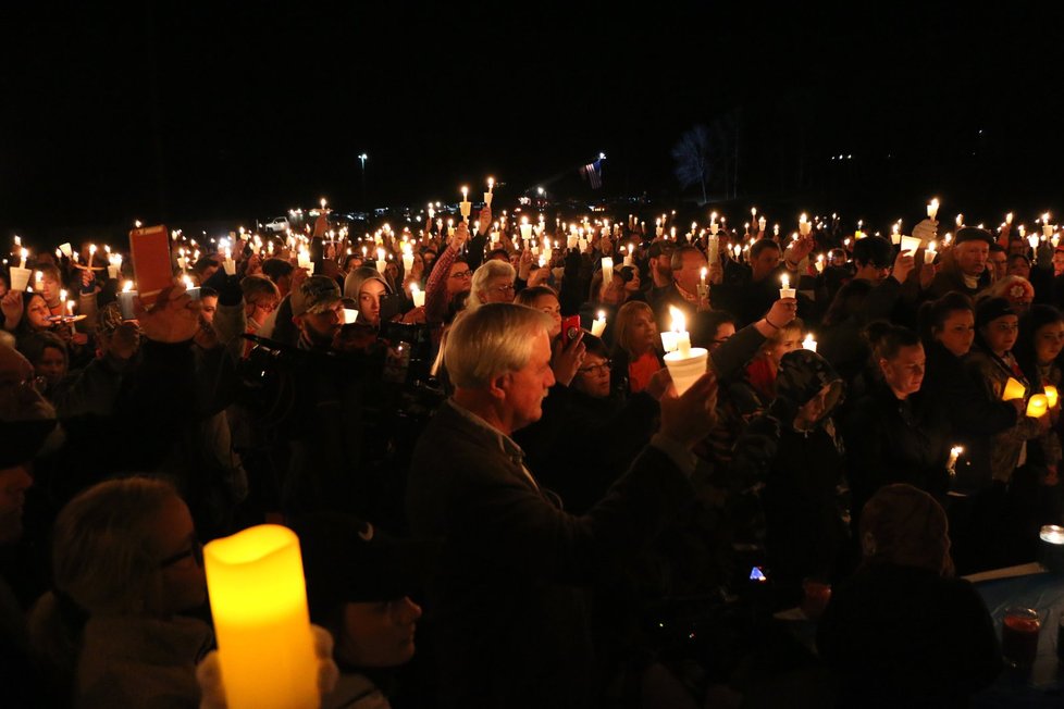 Lidé si připomněli oběti střelby v Kentucky a pomodlili se za zraněné.