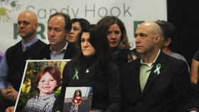 Jeremy Richman (†49) s manželkou a fotografií dcery Avielle (†6), která přišla o život při masové střelbě na základní škole Sandy Hook. Snímek pochází z roku 2013.