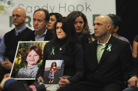 Jeremy Richman (†49) s manželkou a fotografií dcery Avielle (†6), která přišla o život při masové střelbě na základní škole Sandy Hook. Snímek pochází z roku 2013.
