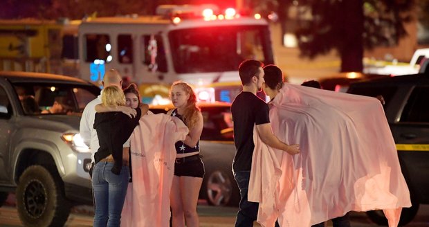 Masakr v USA: Útočník zastřelil v baru 12 lidí, mrtvý je i on. „Všude je krev,“ říká šerif