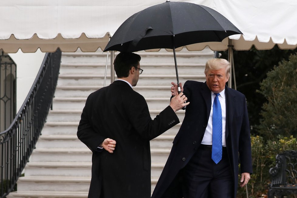 Prezident Trump před odletem na summit NATO.