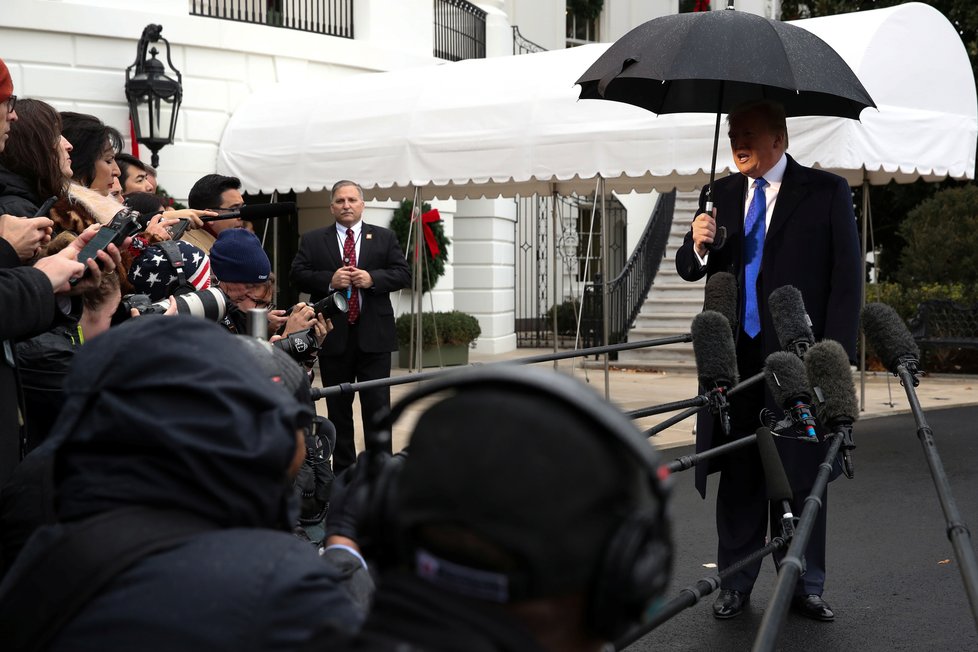 Prezident Trump před odletem na summit NATO.