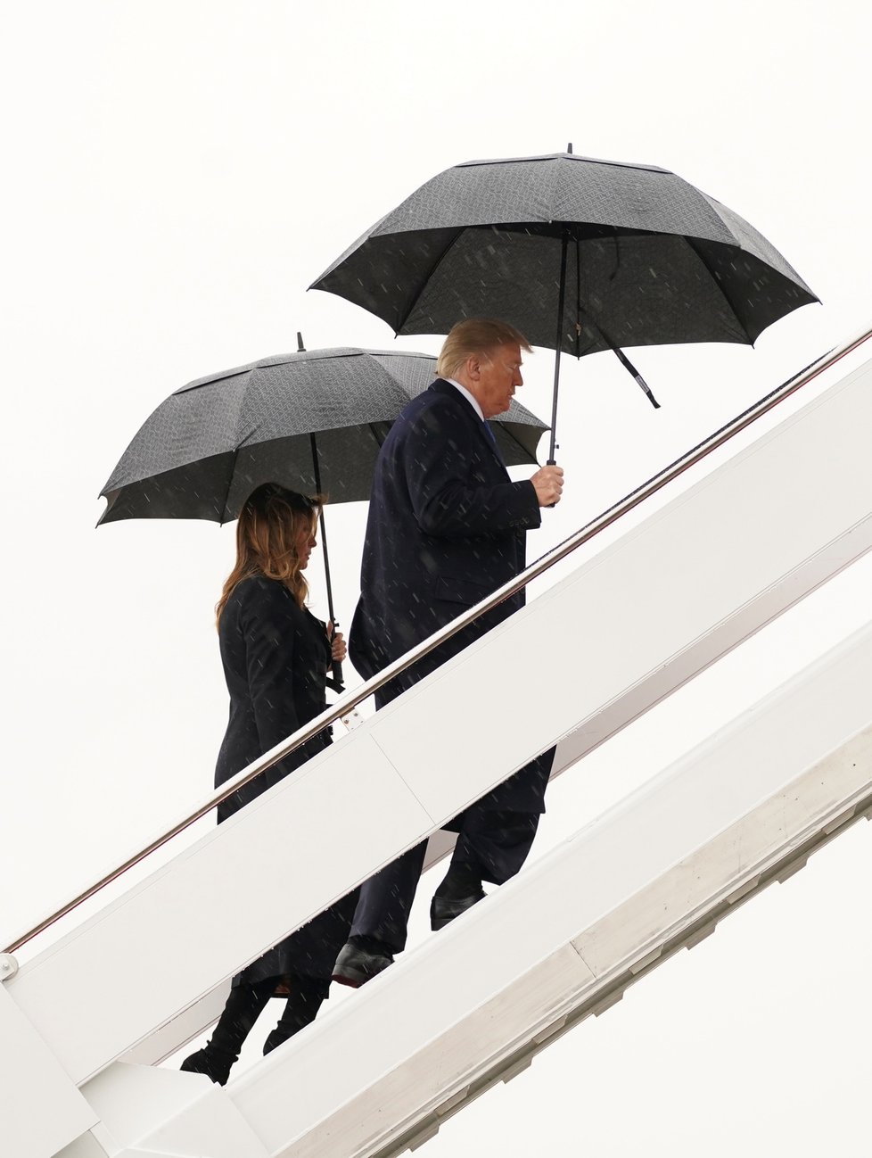 Prezident Trump před odletem na summit NATO