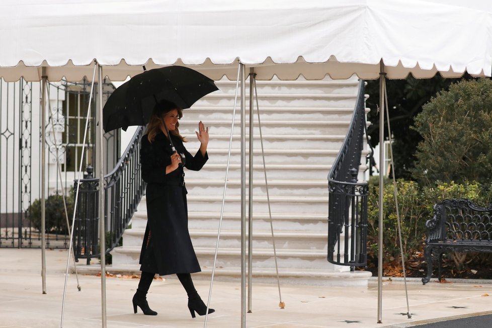 První dáma USA Melania Trumpvá před odletem na summit NATO.