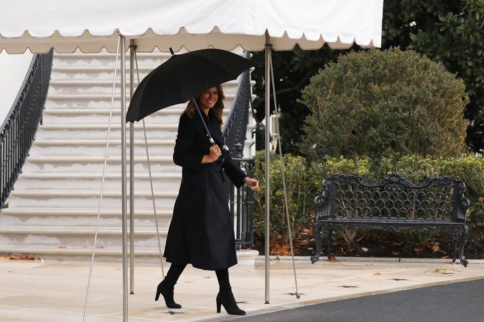 První dáma USA Melania Trumpová před odletem na summit NATO.