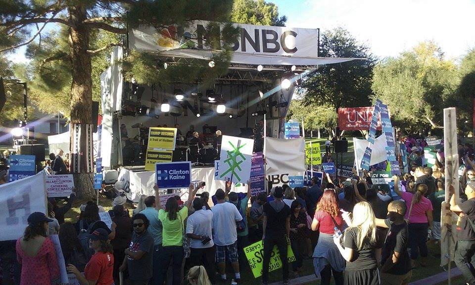 Ze zahrad vysílaly po celý den prestižní americké televize. Např. MSNBC.