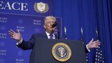Trump zvažuje dohodu s Íránem, na rozhodnutí si dal 10 dní. V Gaze chce obří vojenskou základnu