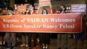 Lidé na Tchaj-wanu čekají na příjezd šéfky americké Sněmovny reprezentantů Nancy Pelosiové.