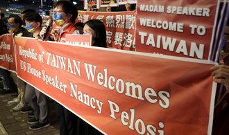 Pelosiová přistála na Tchaj-wanu. Čína chce reagovat vojenským cvičením