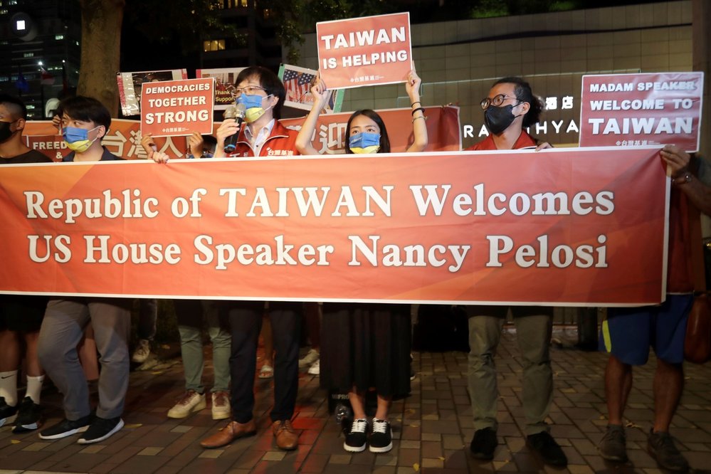 Lidé na Tchaj-wanu čekají na příjezd šéfky americké Sněmovny reprezentantů Nancy Pelosiové.
