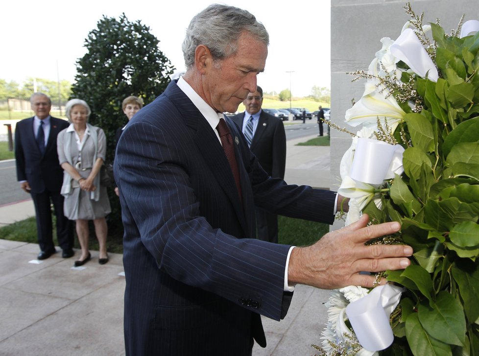 Bývalý prezident George Bush pokládá věnec u Pentagonu ve Washingtonu