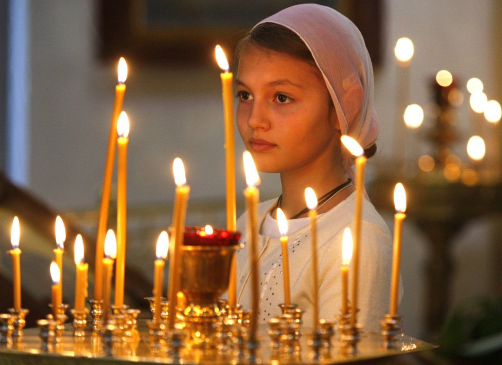 Dívka uctívá památku obětí 11. září v ruském pravoslavném kostele