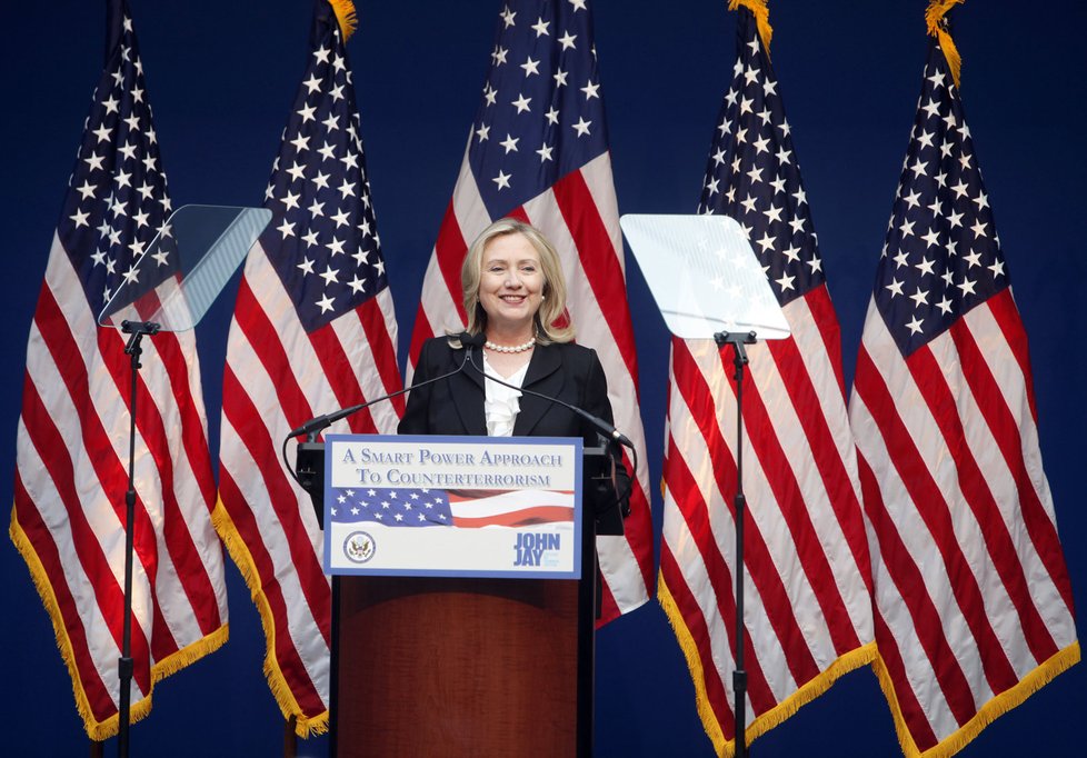 Hilary Clintonová, ministryně zahraničních věcí USA, pronáší v New Yorku projev na poctu obětem teroristického útoku
