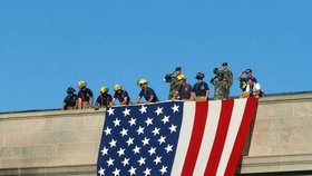 Vojáci z 3. pěšího pluku (Stará garda) udělují vyznamenání hasičům a záchranářům, kteří rozvinuli obrovskou americkou vlajku přes zeď Pentagonu.