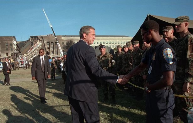 Prezident George W. Bush vítá záchranáře, hasiče a vojenský personál.