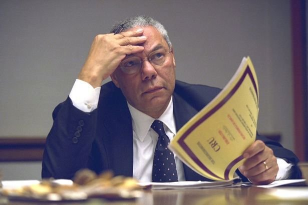 Státní tajemník Colin Powell byl informován o útocích uvnitř Emergency Operations Center.