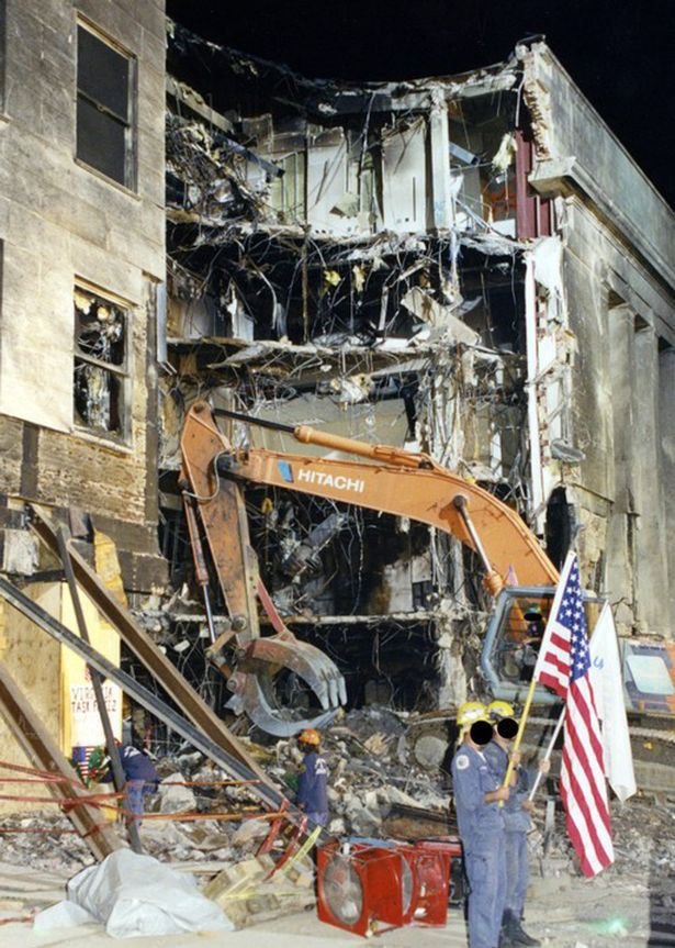 Let č. 77 společnosti  American Airlines narazil do budovy a zabíjel 125 lidí.