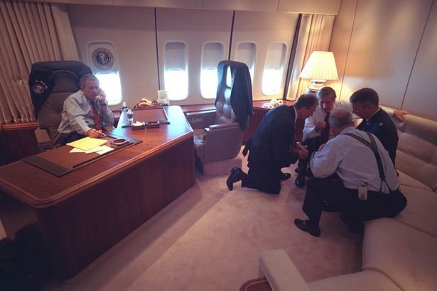 Prezident George W. Bush hovoří telefonicky 11. září 2001 na palubě Air Force One.