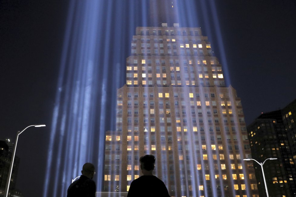 USA si připomněly 18 let od tragických útoků z 11. září 2001. Na místě, kde stávaly věže WTC se rozsvítily světelné sloupy.