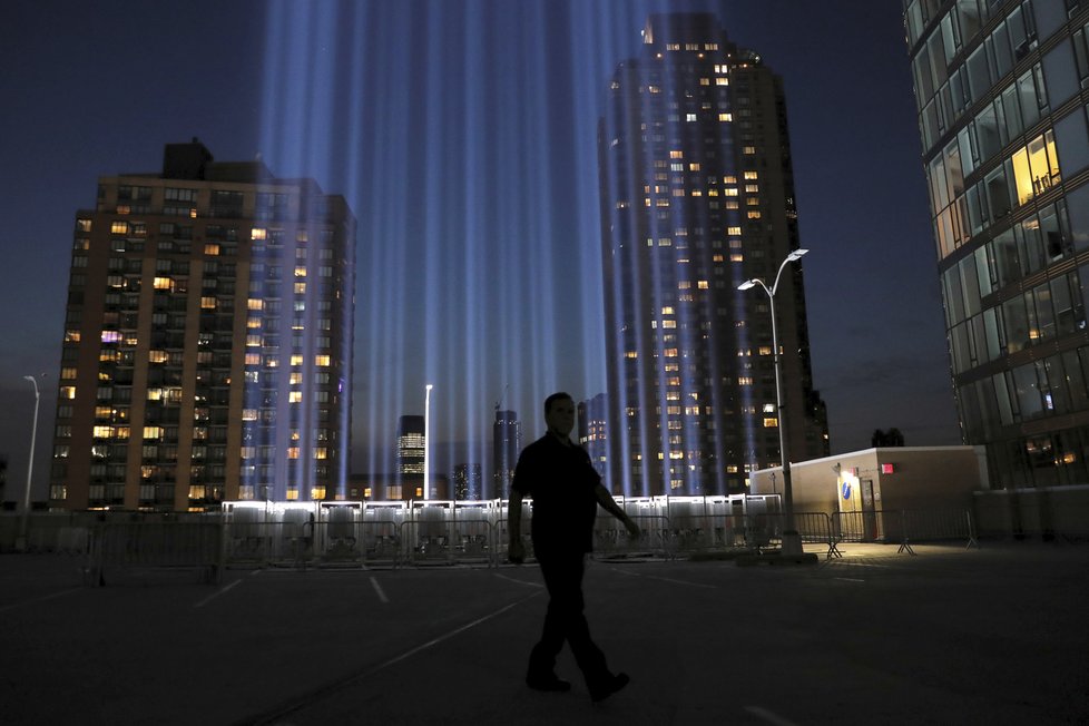 USA si připomněly 18 let od tragických útoků z 11. září 2001. Na místě, kde stávaly věže WTC, se rozsvítily světelné sloupy.