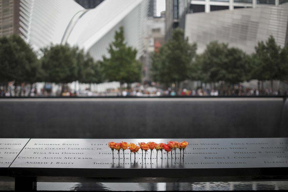 Tisíce lidí se v New Yorku shromáždily ke vzpomínce na oběti teroristických útoků z 11. září 2001.