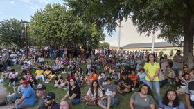 Lidé truchlí za oběti víkendové střelby v Texasu. Zemřelo sedm lidí. (2. 9. 2019)