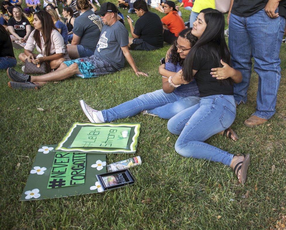 Lidé truchlí za oběti víkendové střelby v Texasu. Zemřelo sedm lidí. (2. 9. 2019)