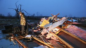 Jihem USA se prohnalo tornádo, živel si vyžádal nejméně tři mrtvé a desítky zraněných.