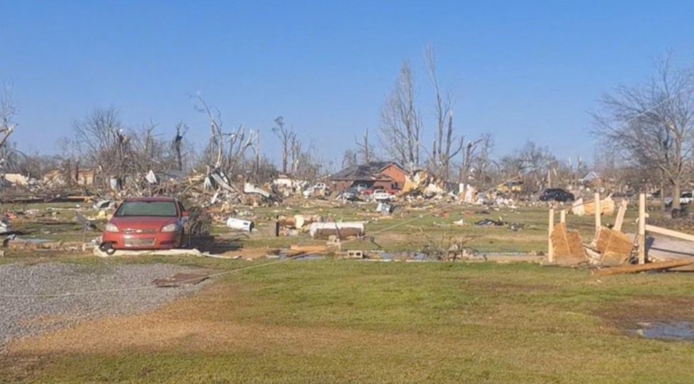 Následky ničivého tornáda v Mississippi.