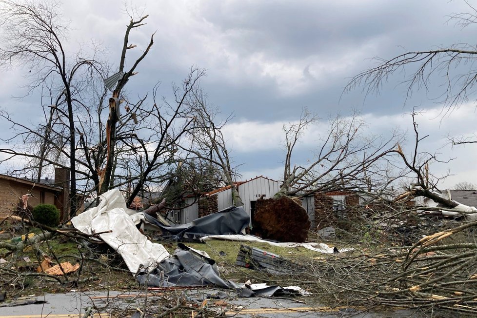 ih a středozápad USA čelí tornádům a bouřím (1. 4. 2023)