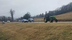 Policisté v USA marně pronásledovali traktor, pomohla až střelba a paralyzér