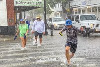 Spoušť po bouři Elsa: Mrtví, převrácené karavany, lidé bez elektřiny. A tornádo?