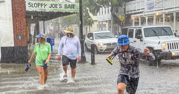 Spoušť po bouři Elsa: Mrtví, převrácené karavany, lidé bez elektřiny. A tornádo?