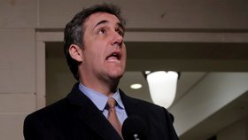 Michael Cohen má sám nastoupit do vězení - během voleb kupoval mlčenlivost od Trumpových milenek.