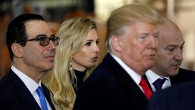 Ministr financí Steve Mnuchin, Ivanka Trumpová, Donald Trump a Gary Cohn