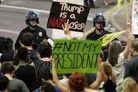 Trumpa „vítali“ ve Phoenixu lahvemi a kamením: Policie použila slzný plyn
