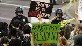 Trumpovu návštěvu ve Phoenixu provázely bouřlivé demonstrace.