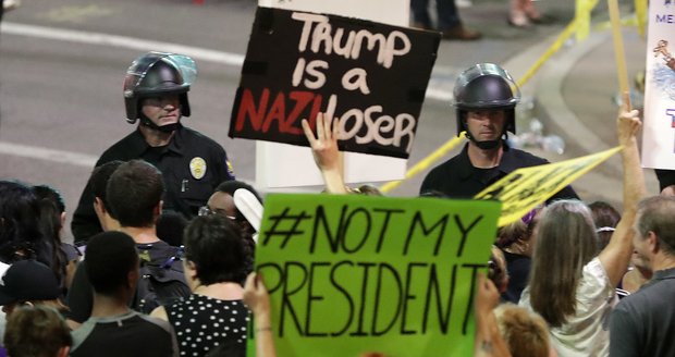 Trumpa „vítali“ ve Phoenixu lahvemi a kamením: Policie použila slzný plyn