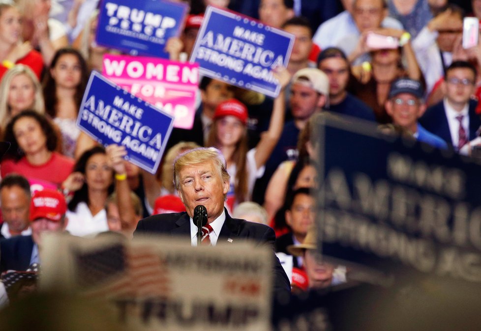 Trumpovu návštěvu ve Phoenixu provázely bouřlivé demonstrace