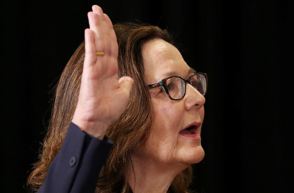 Gina Haspelová složila v pondělí 21.5. přísahu, stala se ředitelkou Ústřední zpravodajské služby (CIA).  Ginu Haspelovou, jejíž nominace vyvolala značné kontroverze kvůli pochybám kolem její role v programu drsných výslechových metod považovaných za mučení.