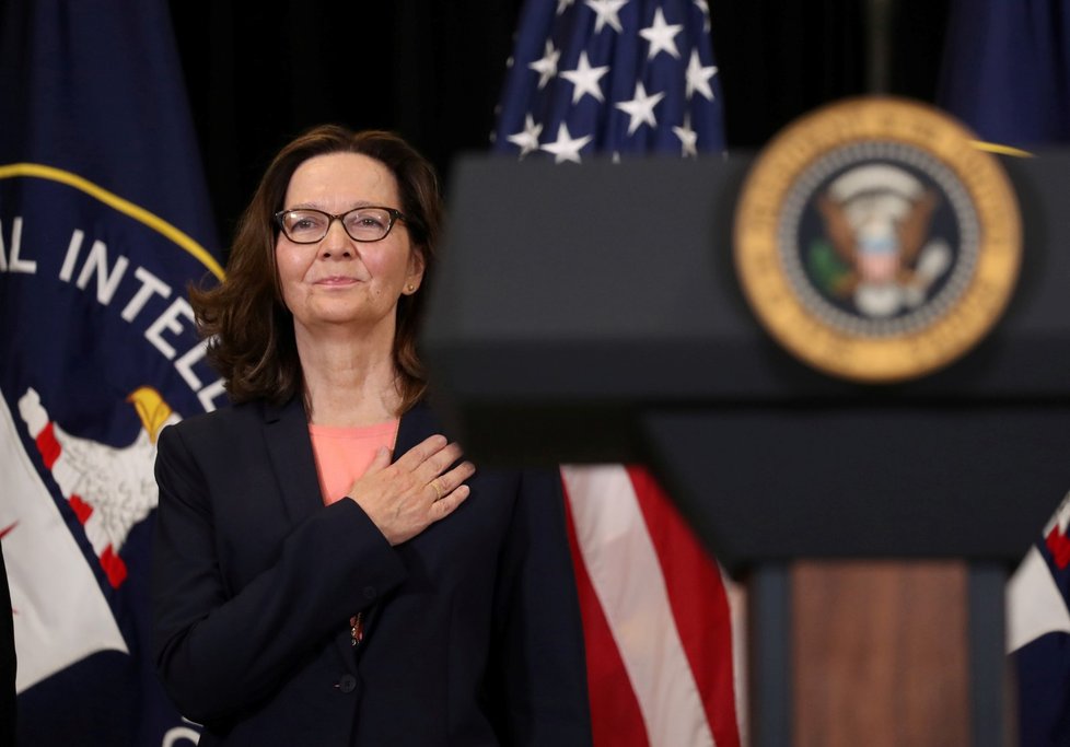 Gina Haspelová složila v pondělí 21.5. přísahu, stala se ředitelkou Ústřední zpravodajské služby (CIA).  Ginu Haspelovou, jejíž nominace vyvolala značné kontroverze kvůli pochybám kolem její role v programu drsných výslechových metod považovaných za mučení.