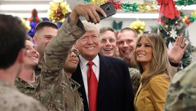 Americký prezident Donald Trump s manželkou Melanií nečekaně přiletěl do Iráku, aby poděkoval americkým vojákům, kteří tam slouží. (26.12.2018)